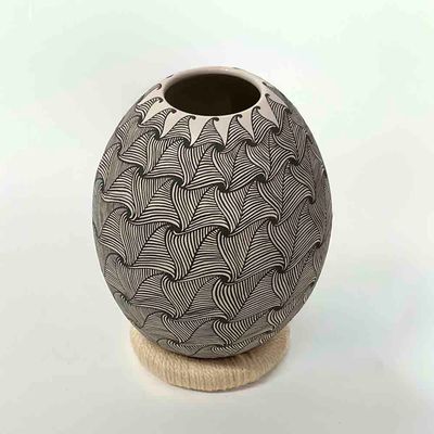 MATA ORTIZ SWIRL DIMENSIONAL VASE - 6 x 4