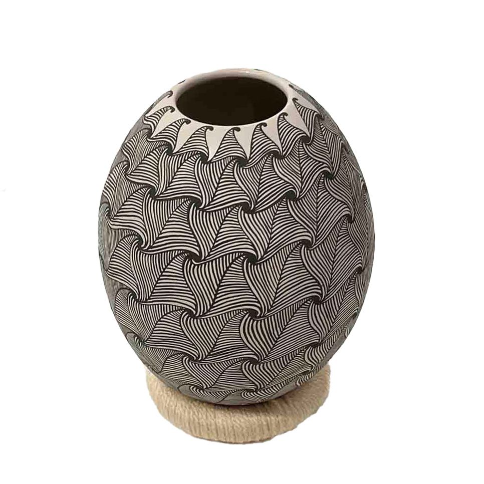 MATA ORTIZ SWIRL DIMENSIONAL VASE - 6 x 4