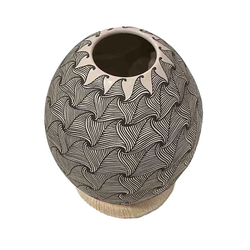 MATA ORTIZ SWIRL DIMENSIONAL VASE - 6 x 4
