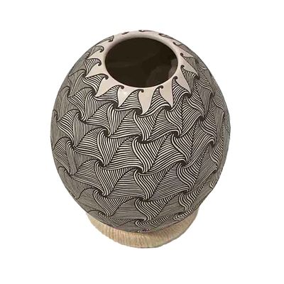 MATA ORTIZ SWIRL DIMENSIONAL VASE - 6 x 4
