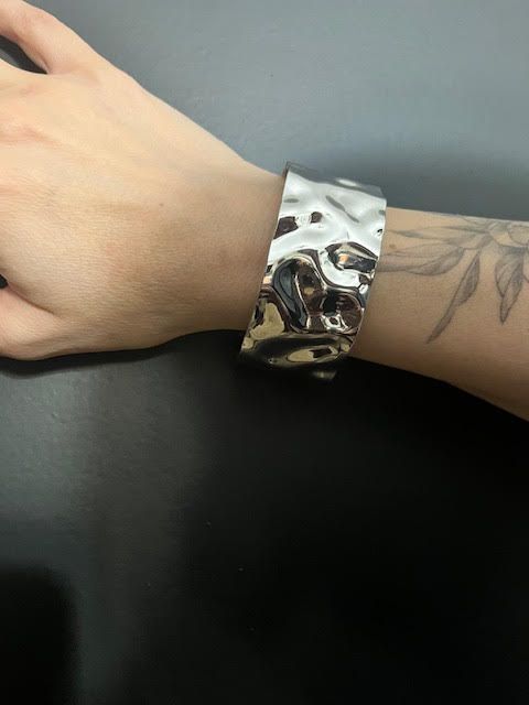 Bracelet manchette texturé argenté