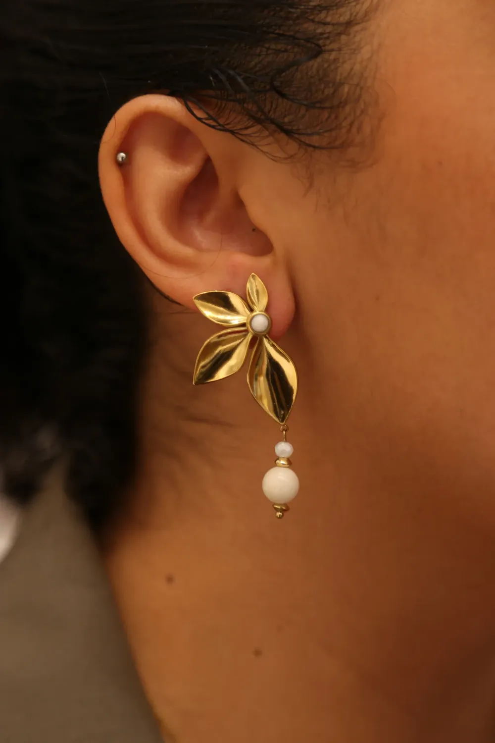 Boucles d'oreille florales blanche