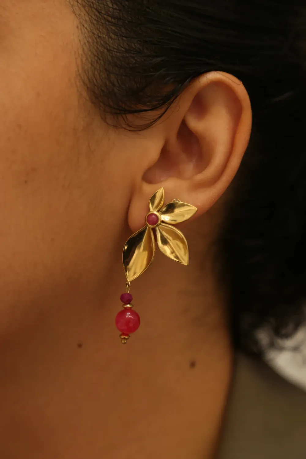 Boucles d'oreille florales rose foncé