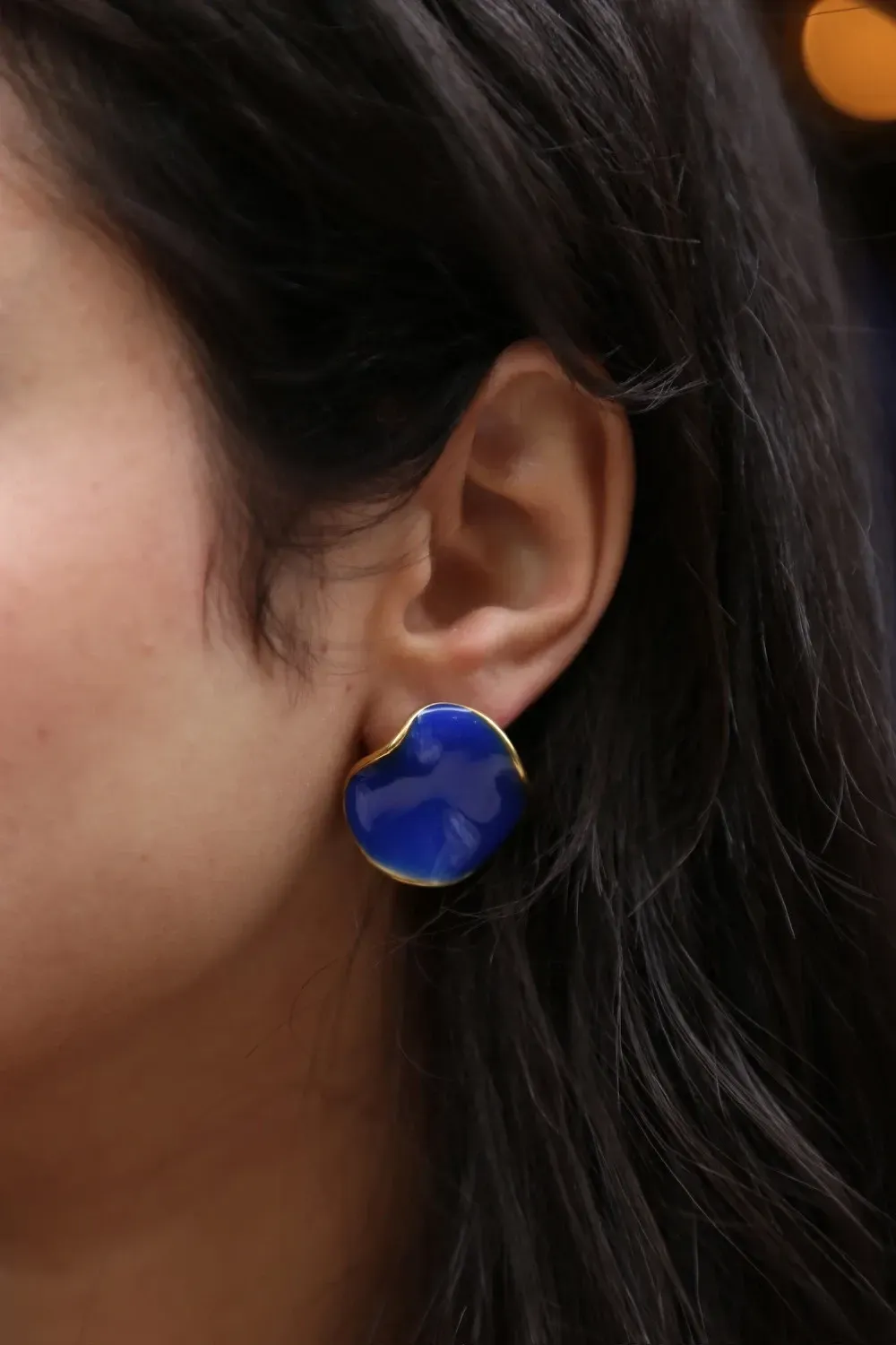 Boucles d'oreilles larges forme organique bleu roi