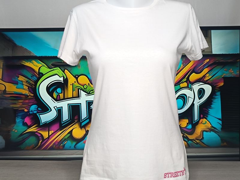Tee-shirt Femme ADN-STREET -  Exclusive: Affirmez Votre Style Urbain avec Éclat!