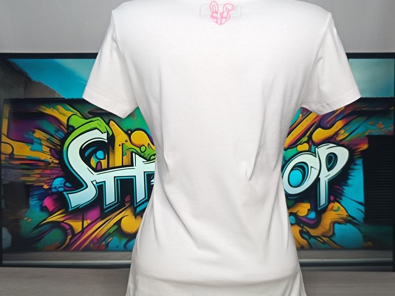 Tee-shirt Femme Old School - Élégance Rétro avec une Touche Contemporaine