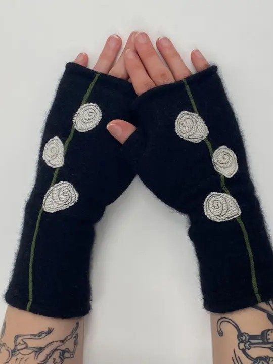 Fingerless Cashmere Rosebud Glove, Color: Cream/Black, Size: One Size
