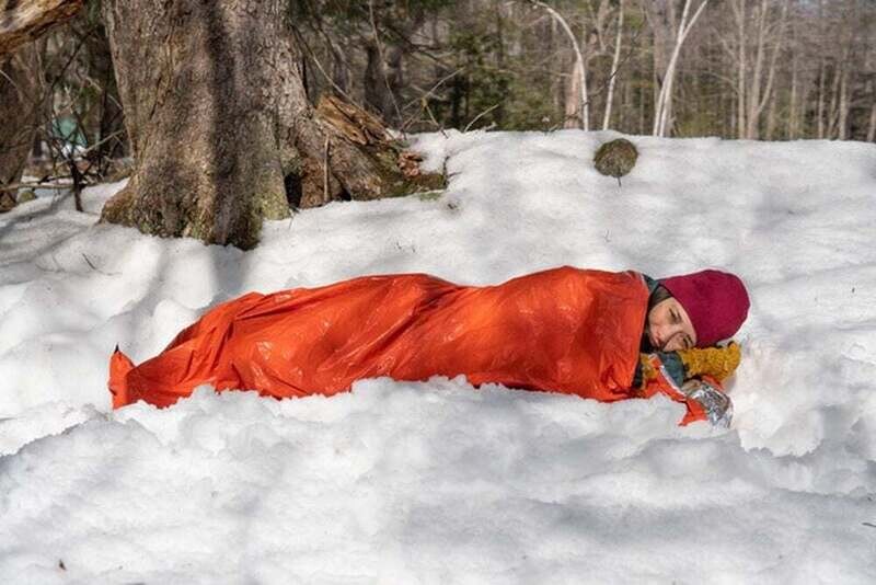 BIVOUAC D'URGENCE AVEC SIFFLET ET CORDON ALLUME-FEU