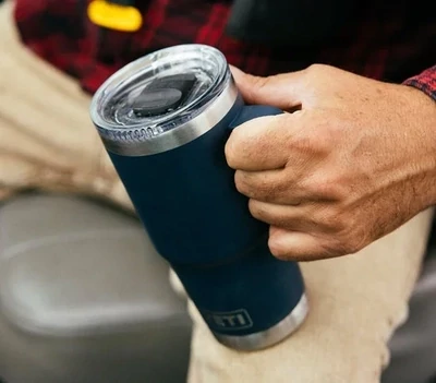 YETI RAMBLER® 20 OZ TRAVEL MUG STRONGHOLD LID