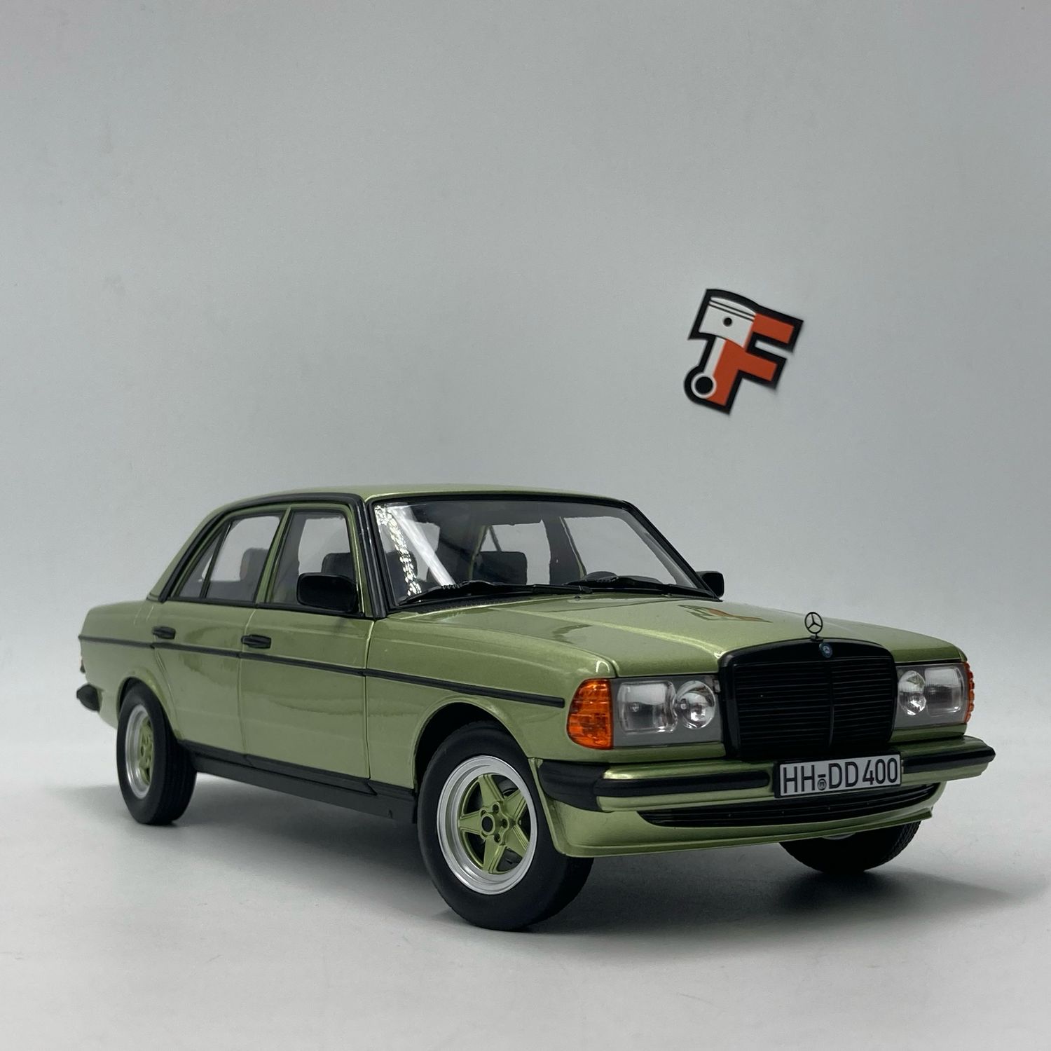 Mercedes-Benz 200 AMG Silbergrün 1984