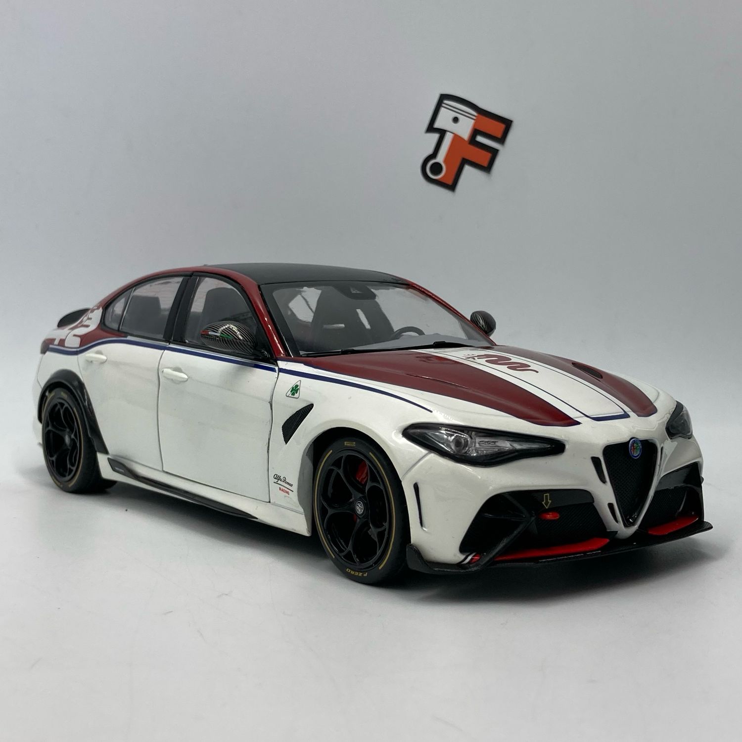 Alfa Romeo Giulia GTA Bianco-Rosso 2023