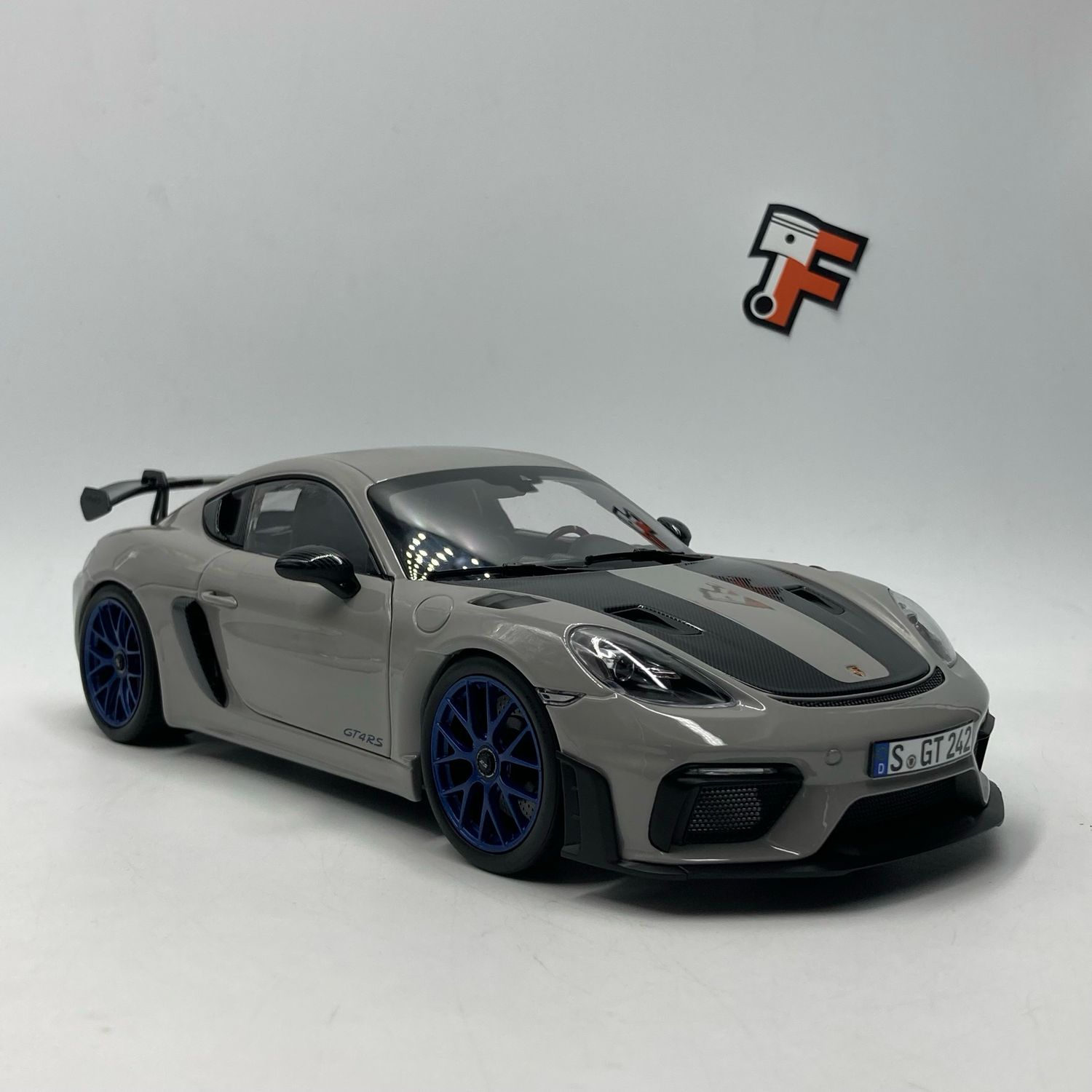 Porsche Cayman GT4 RS Weissach