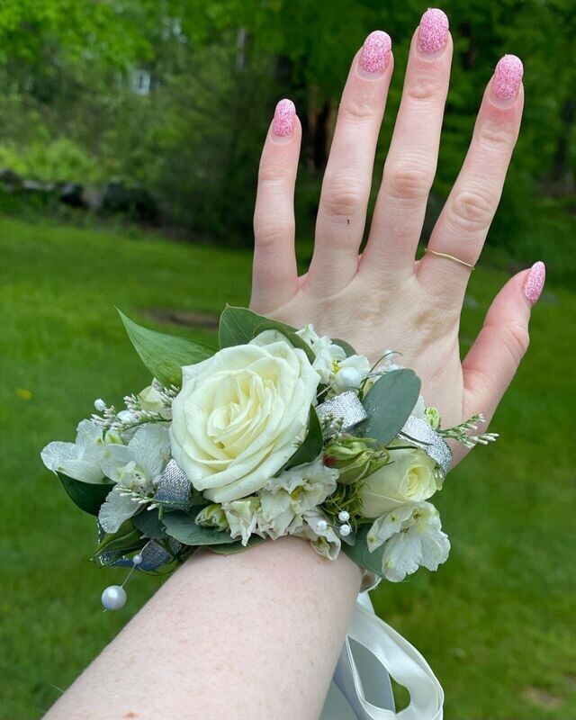 Timeless Grace: Flower Wristlet for Elopement Wedding