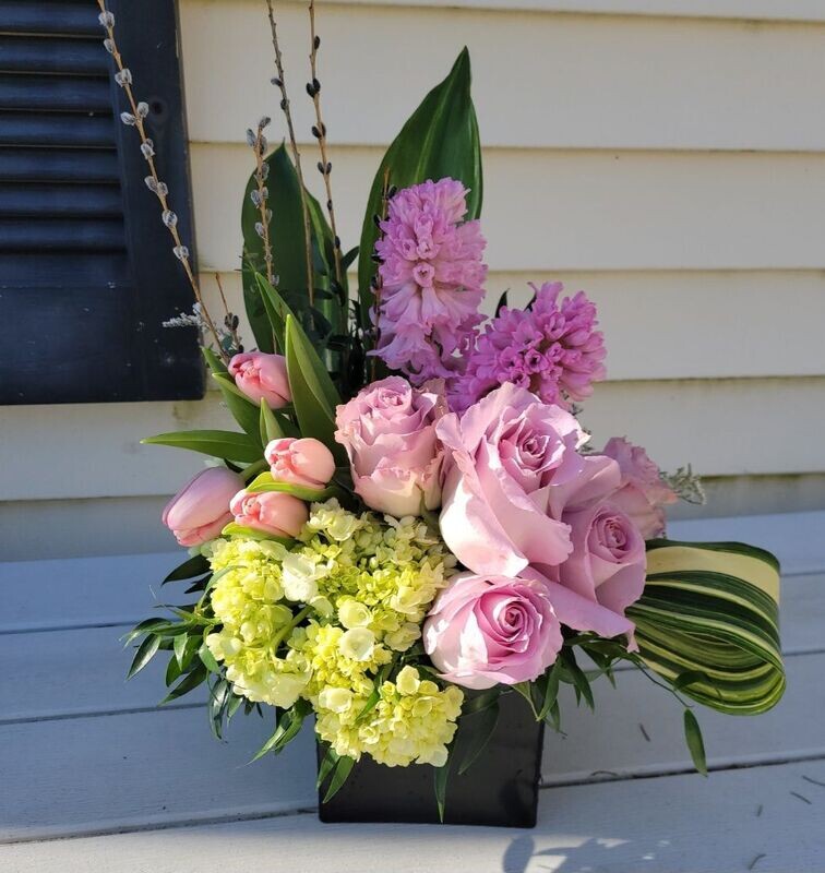Urban Elegance: Modern Cube Floral Arrangement