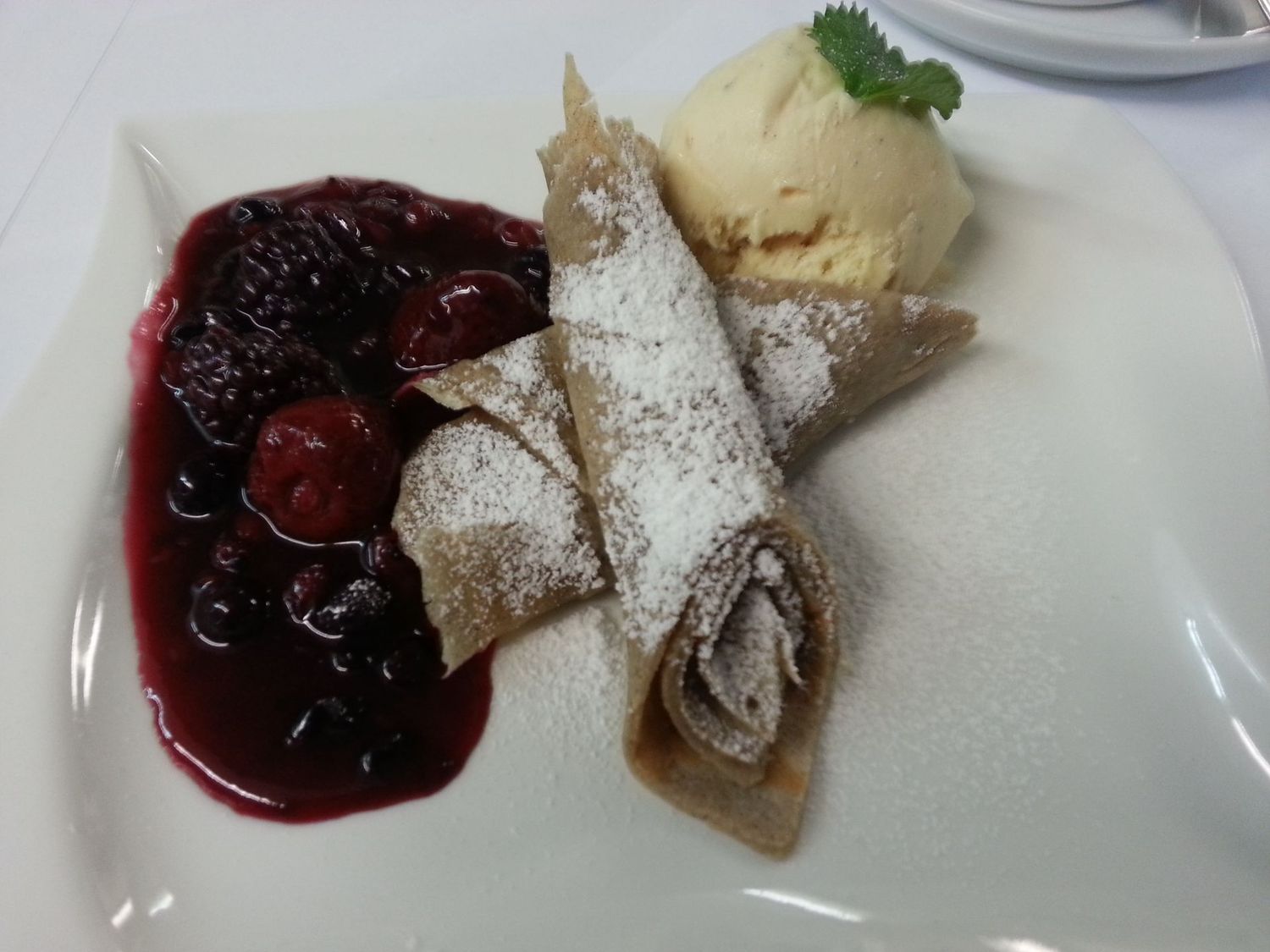 Buchweizen-Pfannkuchen mit Vanilleeis und Fruchtsauce