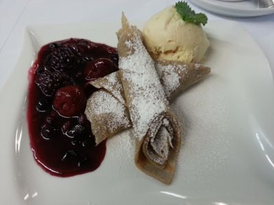 Buchweizen-Pfannkuchen mit Vanilleeis und Fruchtsauce