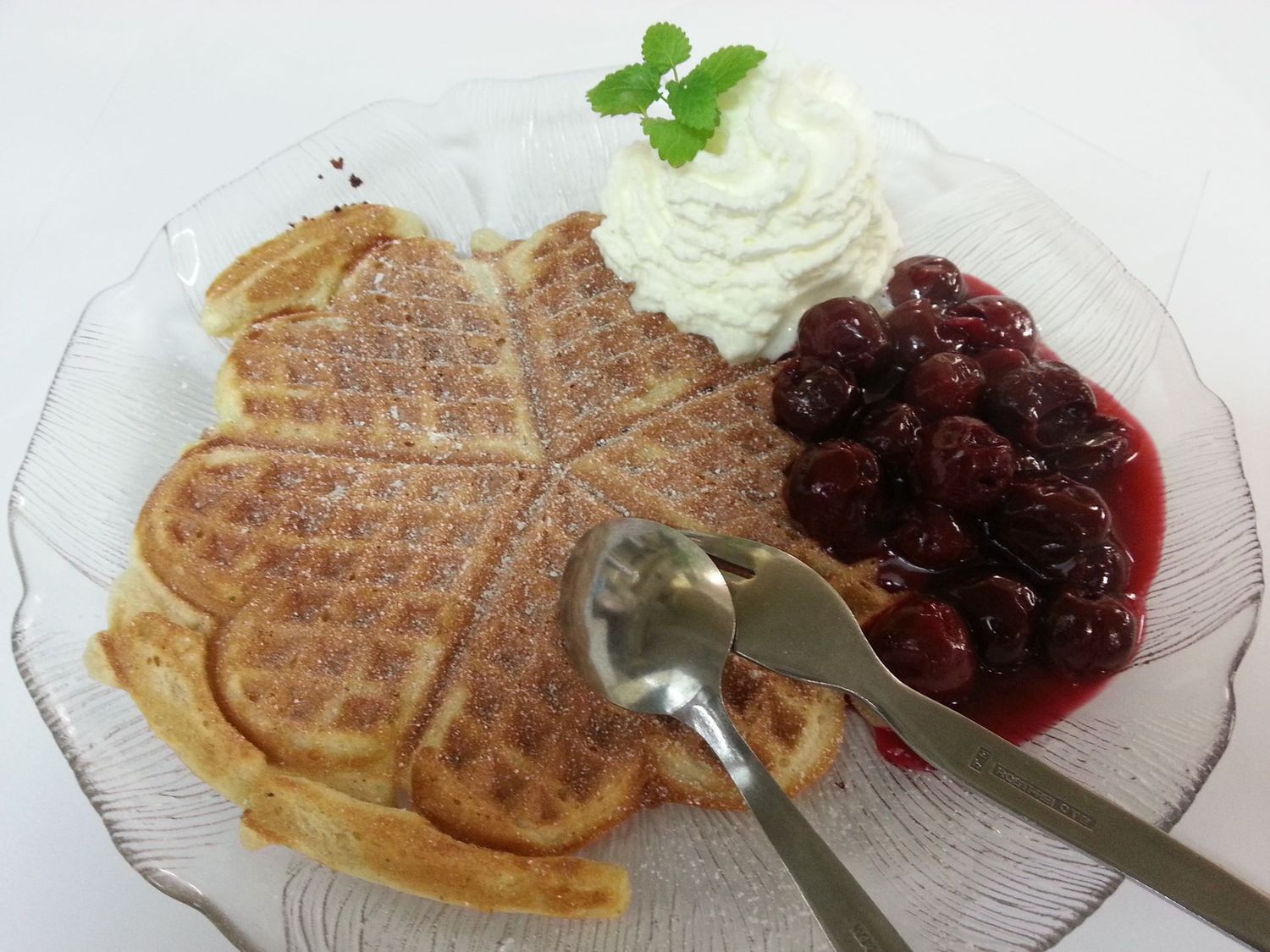 Buchweizenwaffel mit warmen Kirschen, Vanilleeis & Sahne