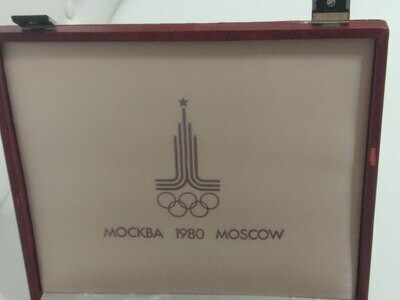 Футляр на 28 монет, для монет СССР 1977-1980, серии: XXII Олимпийские игры 1980 в Москве. Для хранения монет 5 рублей и 10 рублей из серебра в капсулах. Красный кожзаменитель. Б/У Футляр на 28 монет, для монет СССР 1977-1980, серии: XXII Олимпийские игры 1980 в Москве. Для хранения монет 5 рублей и 10 рублей из серебра в капсулах. Красный кожзаменитель. Б/У
