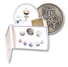 Канада. Елизавета II. 2007. 1 доллар. Набор монет. Серия: Рождение ребенка. Цветная погремушка. 0.925 Серебро 1.1519373 Oz., ASW 38.730 g., KM# PROOF. В подарочной упаковке. Канада. Елизавета II. 2007. 1 доллар. Набор монет. Серия: Рождение ребенка. Цветная погремушка. 0.925 Серебро 1.1519373 Oz., ASW 38.730 g., KM# PROOF. В подарочной упаковке.