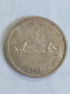 Канада. Елизавета II 1965. 1 доллар. Каноэ. Тип: 1965. 0.800 Серебро. 0.5961 Oz. ASW., 23.330 g., KM#54.1 Примечание: Большие жемчужины в окантовке, снизу острый конец у цифры 5. XF Канада. Елизавета II 1965. 1 доллар. Каноэ. Тип: 1965. 0.800 Серебро. 0.5961 Oz. ASW., 23.330 g., KM#54.1 Примечание: Большие жемчужины в окантовке, снизу острый конец у цифры 5. XF