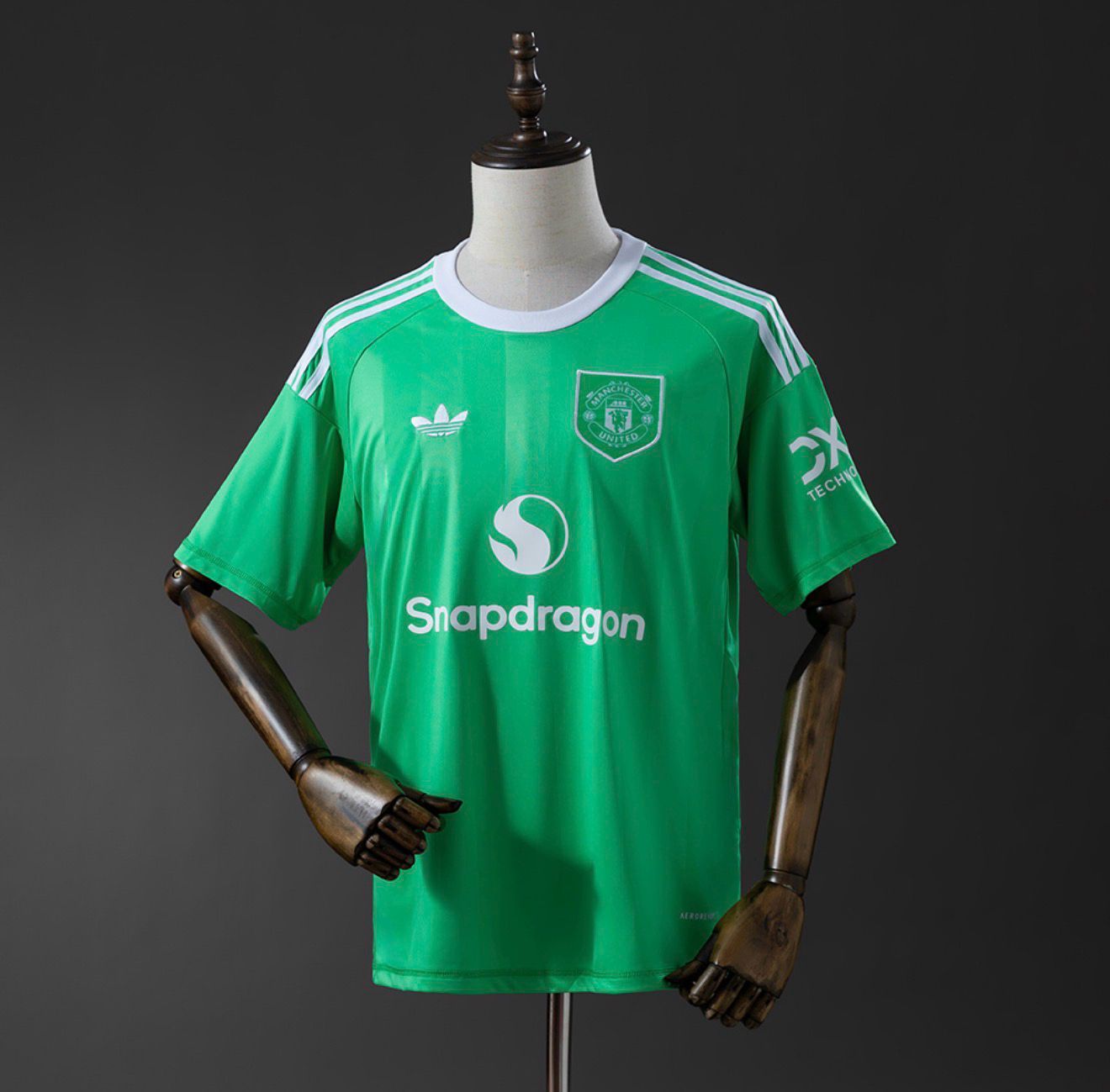 Manchester United 2025/26 Green Goalkeeper Kit