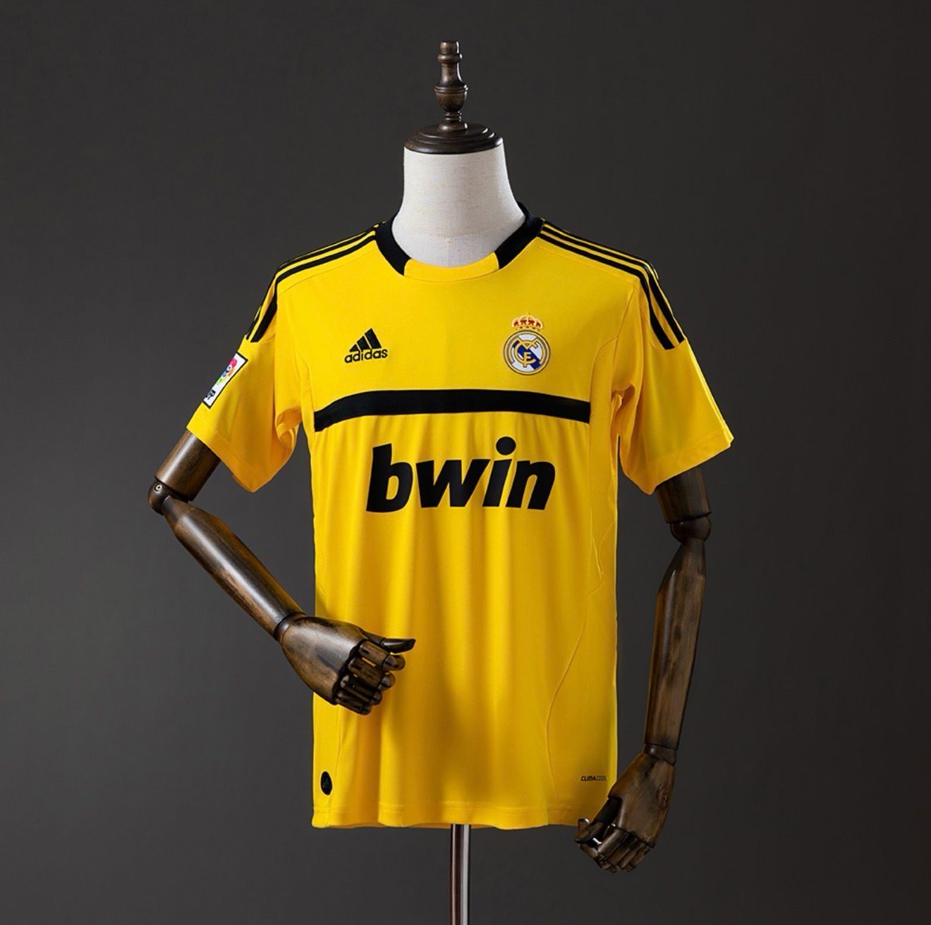 Real Madrid 2011/12 Goalkeeper Yellow Retro Kit