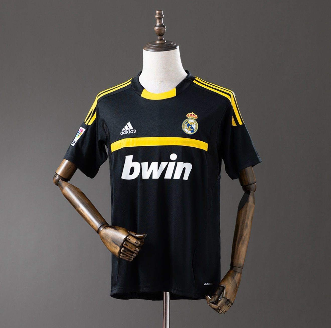 Real Madrid 2011/12 Goalkeeper Black Retro Kit