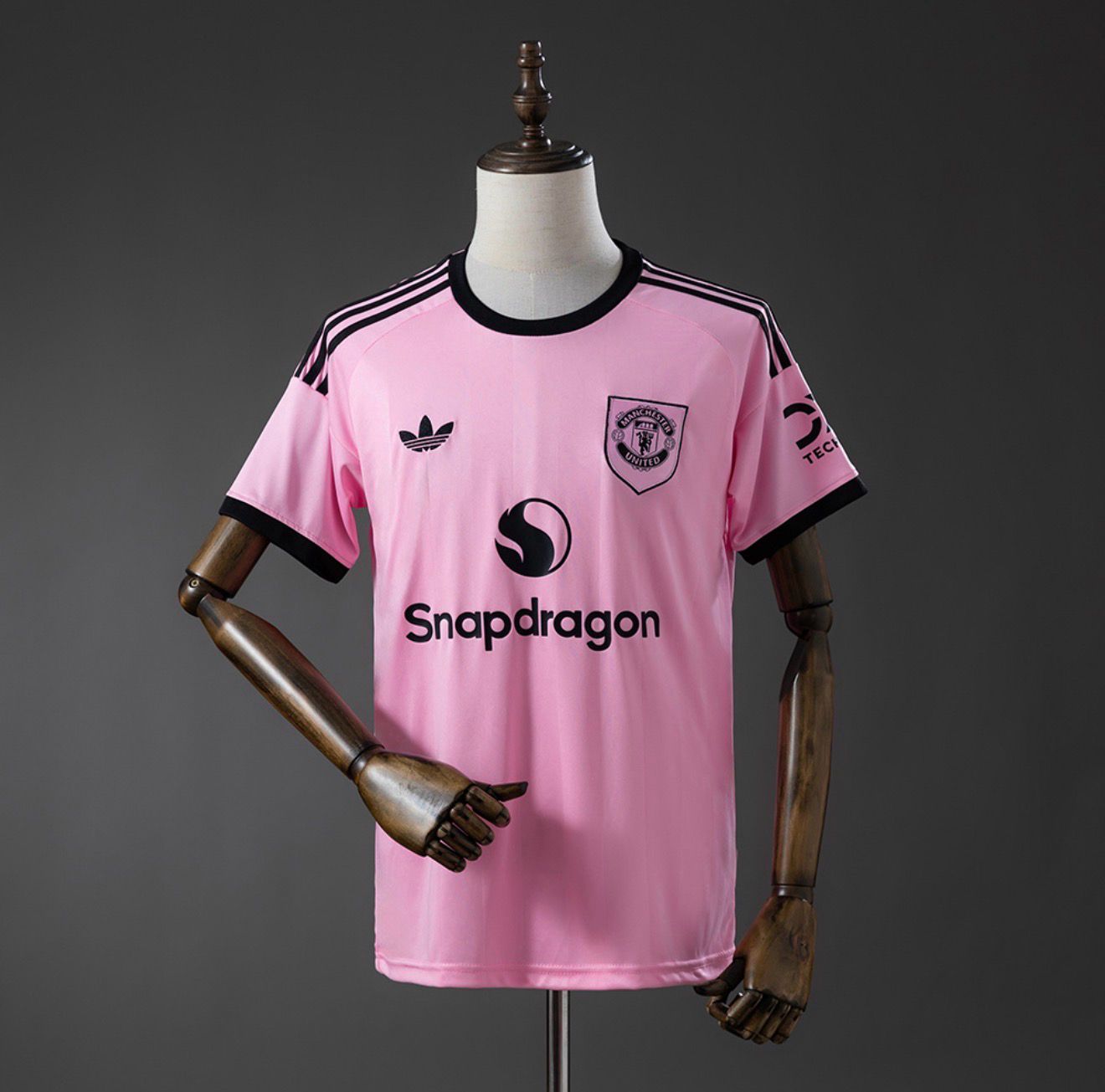 Manchester United 2025/26 Pink Goalkeeper Kit
