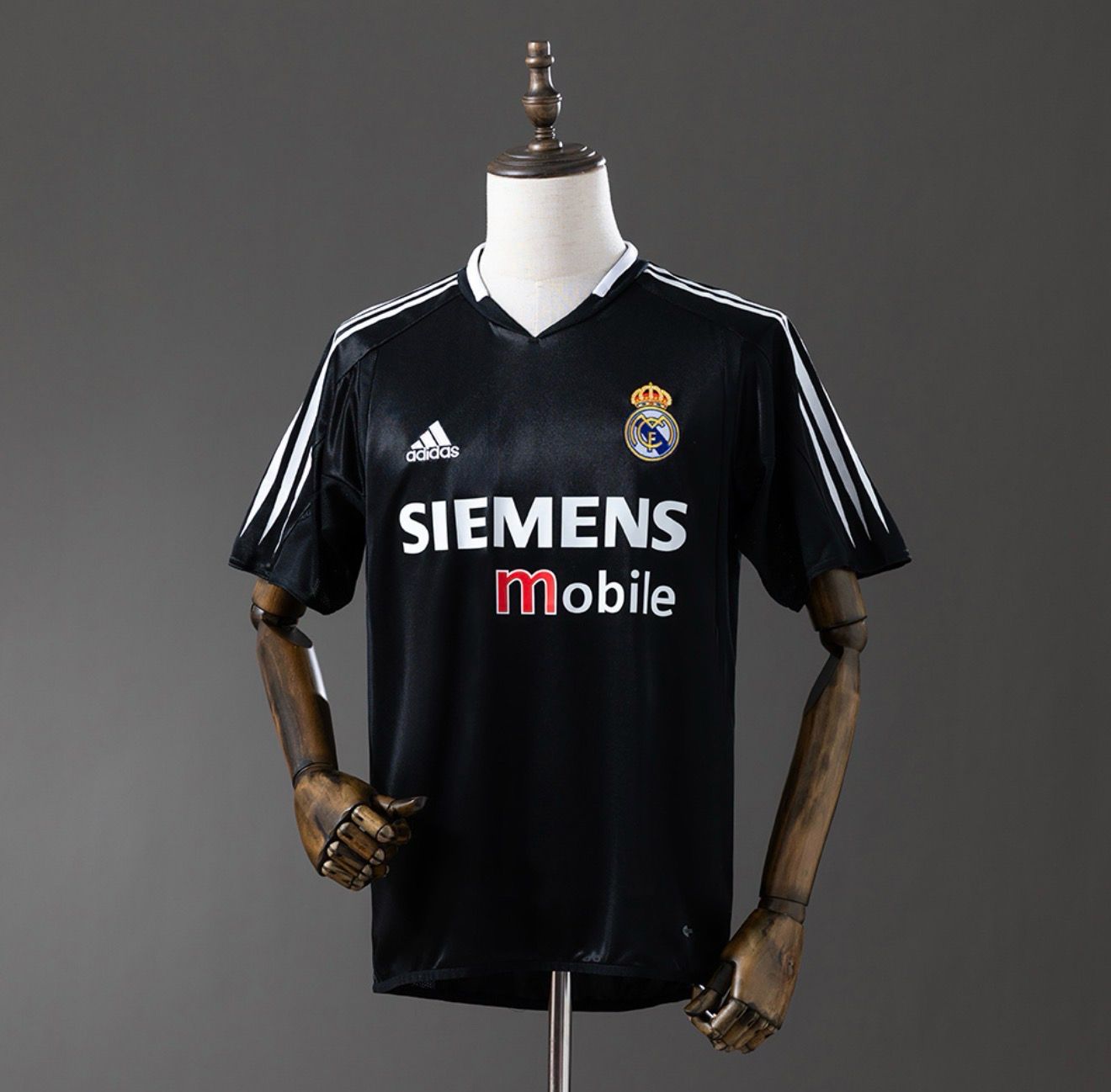 Real Madrid 2004/05 Away Retro Kit