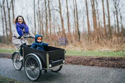 Moeder, peuter, fiets