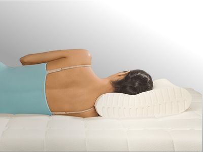 Natural latex pillow with ventilation channels for improved airflow, designed to provide firm support without being overly soft, ensuring proper head and neck alignment.И