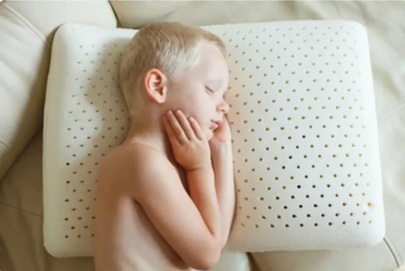 Latex pillow with Dunlop technology offering exceptional breathability and cooling comfort. Designed to prevent overheating, this pillow ensures a restful night’s sleep by promoting airflow and maintaining an ideal sleep temperature, while providing firm yet gentle support for optimal neck and head alignment.