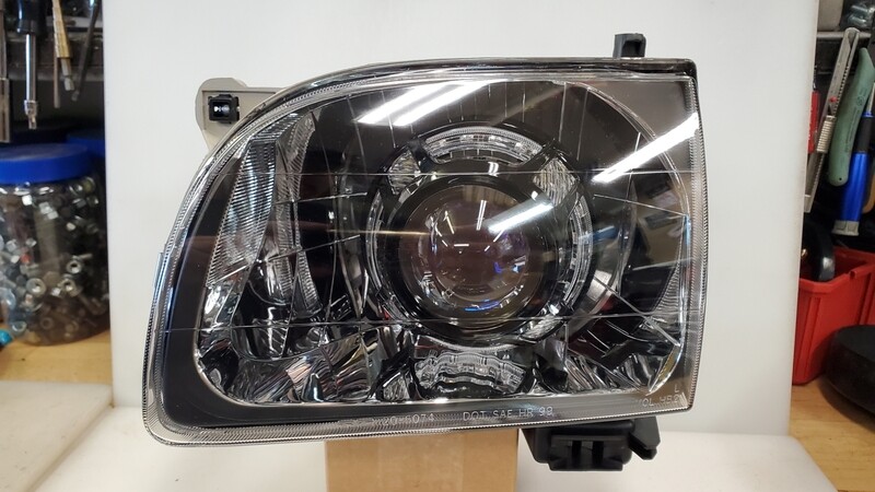Toyota Tacoma 01-04 Projector Retrofit Headlight Kit
