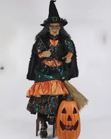 6&#39; SITTING WITCH WITH LIGHTED PUMPKIN