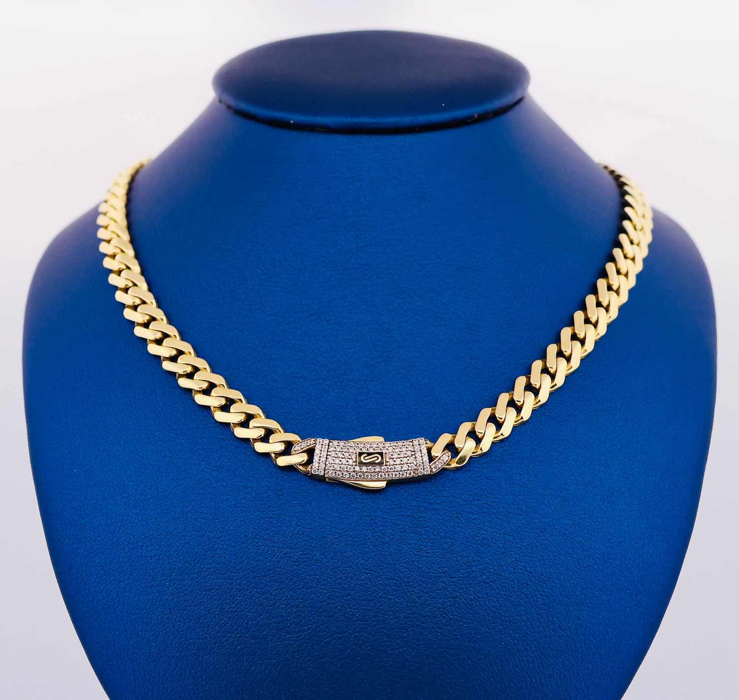Cadena Monaco 10k
Dimensiones 18" x 6.5mm
Peso 15.3g
MO100012547