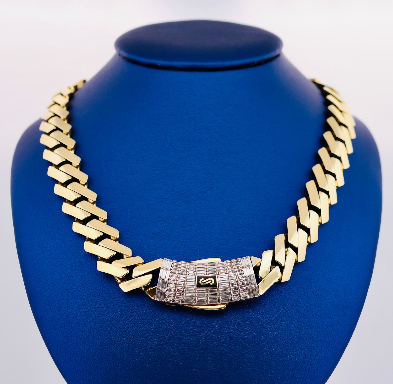 Cadena Monaco Edge 10k
Dimensiones 26" x 12mm
Peso 43.9g
MO10005491