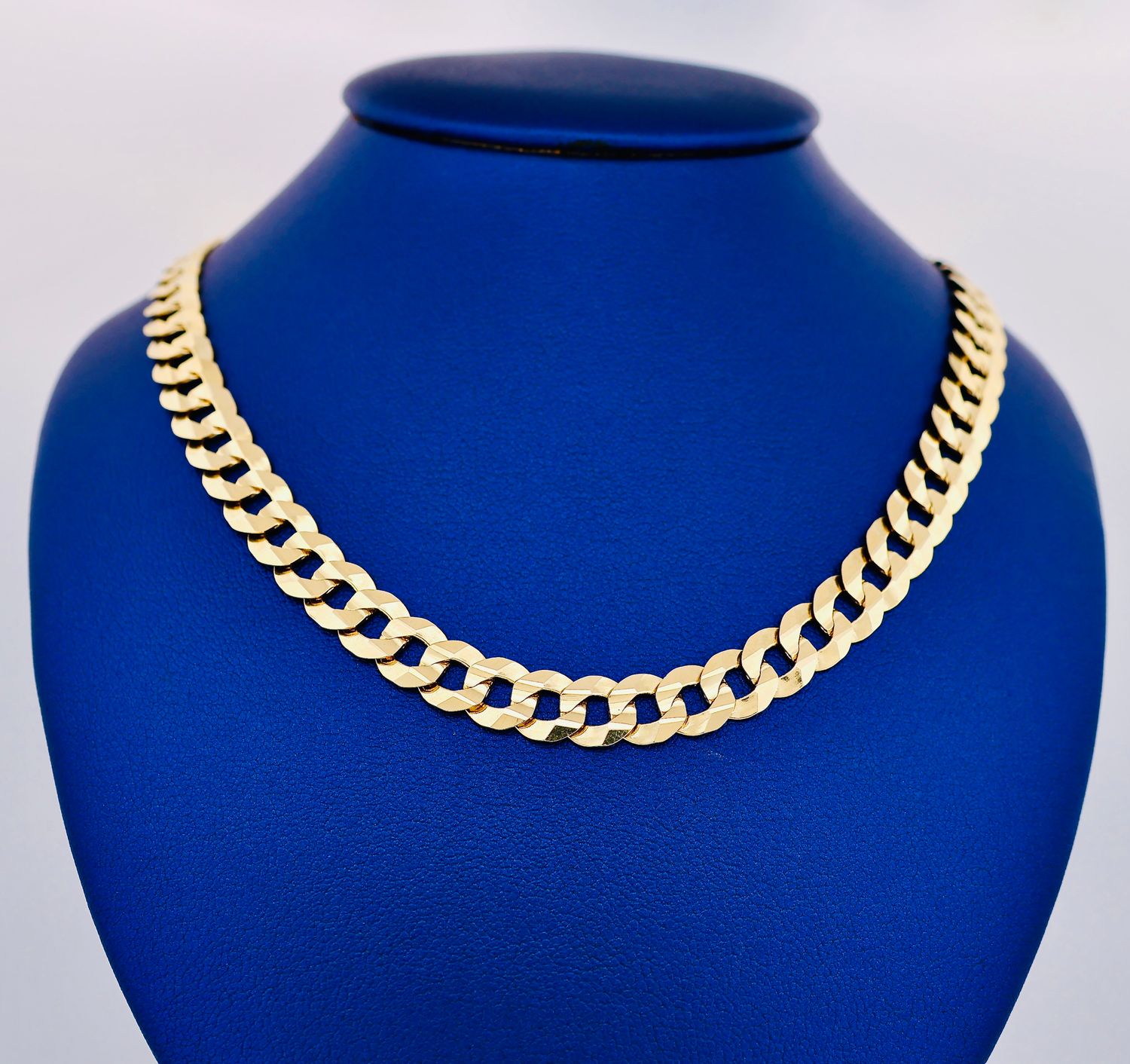 Cadena Corte Filo 10k 
Dimensiones 22" x 7.6mm
Peso 29.5g
DO1014762