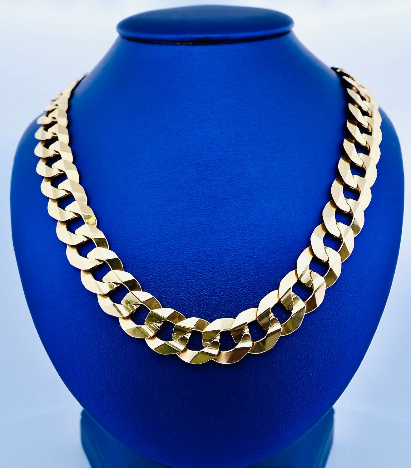 Cadena Corte Filo 10k 
Dimensiones 24" x 13mm
Peso 79.6g
DO100010391