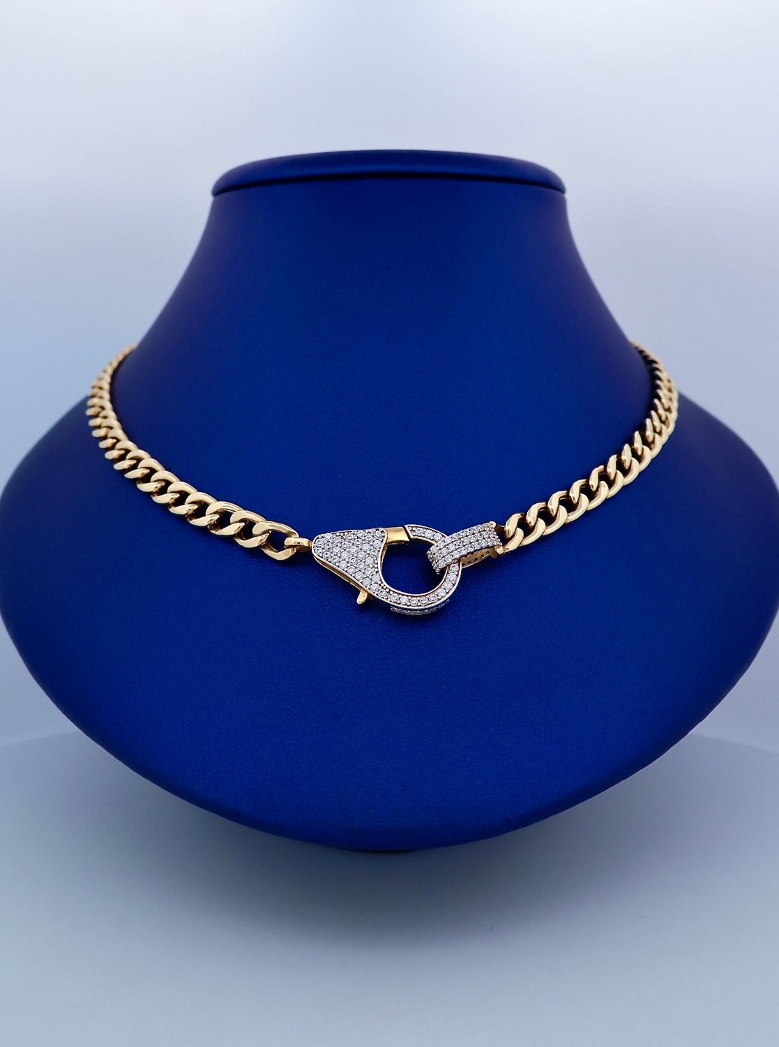 Gargantilla de mujer 10k
Dimensiones 17" x 5.6mm
Peso 11.7g
GA1000581