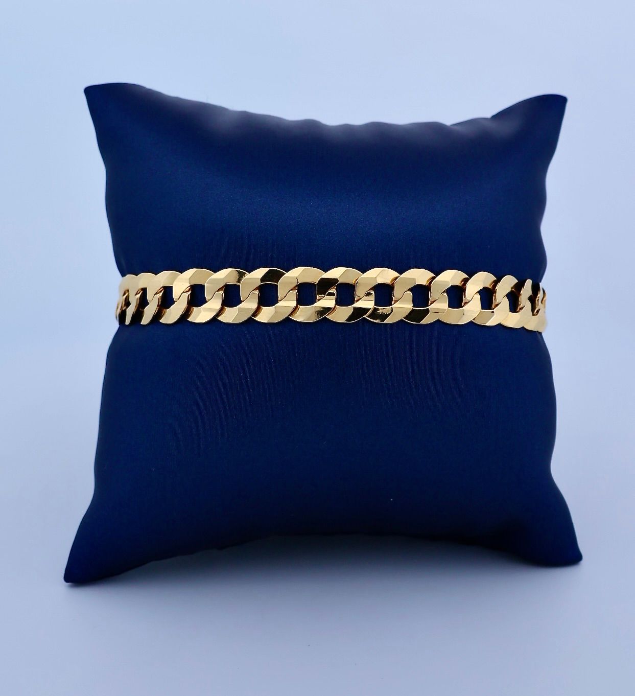 Brazalete 10k Dimensiones 7" x 7.6mm Peso 9.2 HO1014763