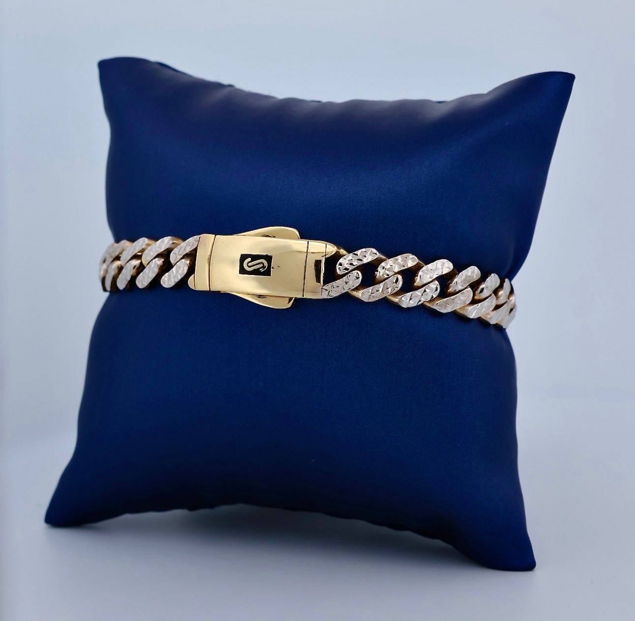 Brazalete Monaco 10k con Oro Blanco Dimensiones 7" x 8mm Peso 7.3g HO10008601