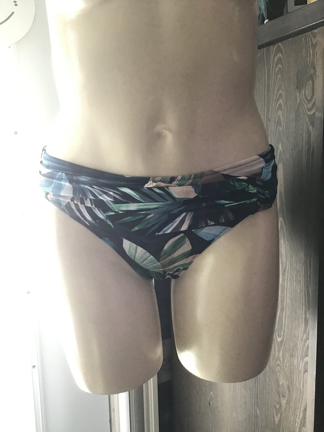 Sale ESFL0159B Semi High Waist w Ring, Color: Black Leaf, Size: 6