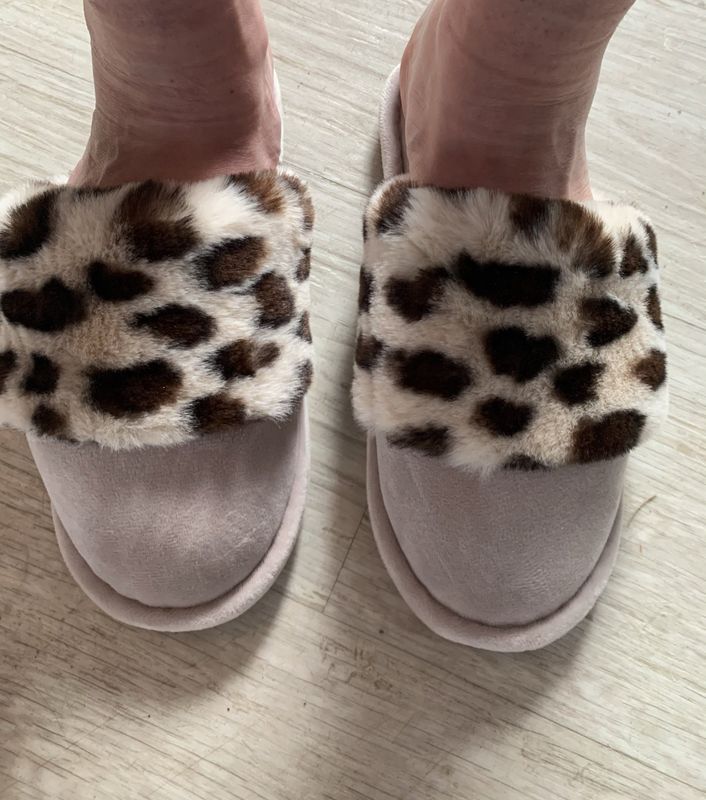 3040 Closed Toe Slippers
