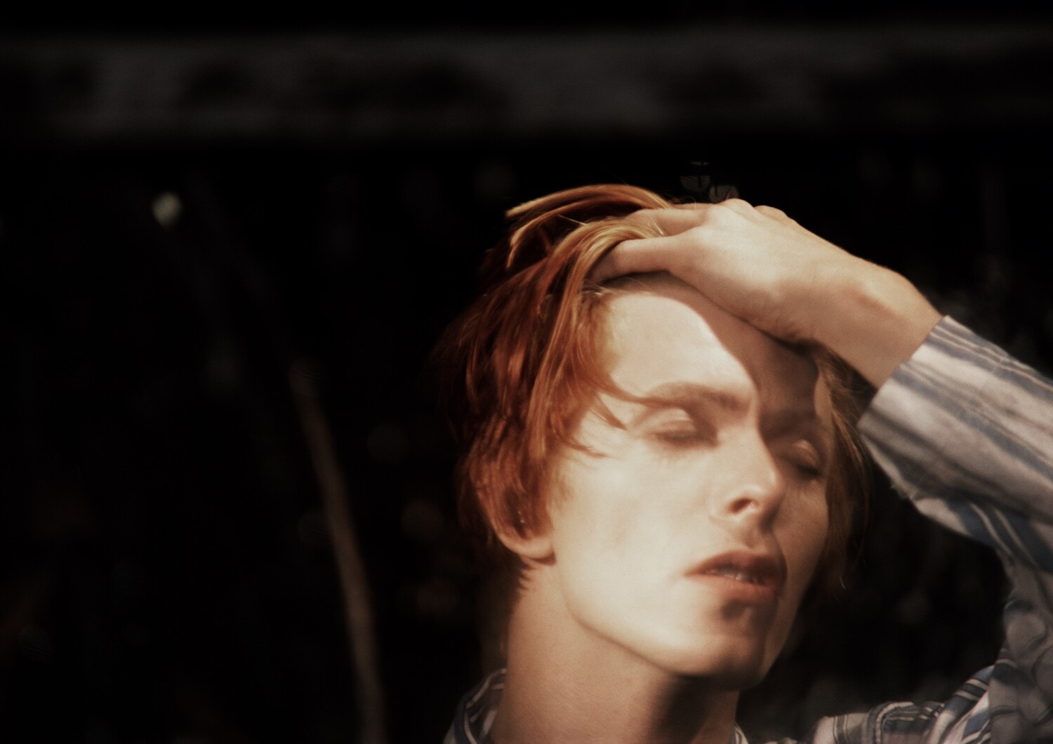 David Bowie:  TMWFTE, through window on set, 1975 - MAC009