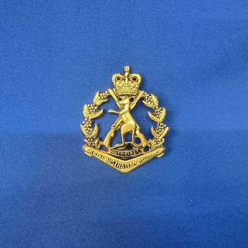 Skippy Metal Badge Black Gold 75x58mm