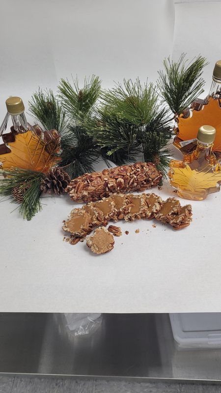 CARAMEL PECAN LOGS 8OZ / 11OZ
