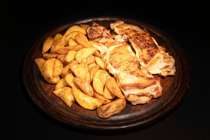 SOVRACOSCE DI POLLO ALLA GRIGLIA CON PATATE A SPICCHIO