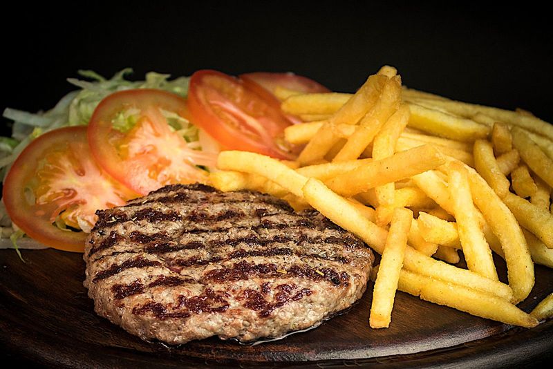 HAMBURGER AL PIATTO CON PATATINE FRITTE