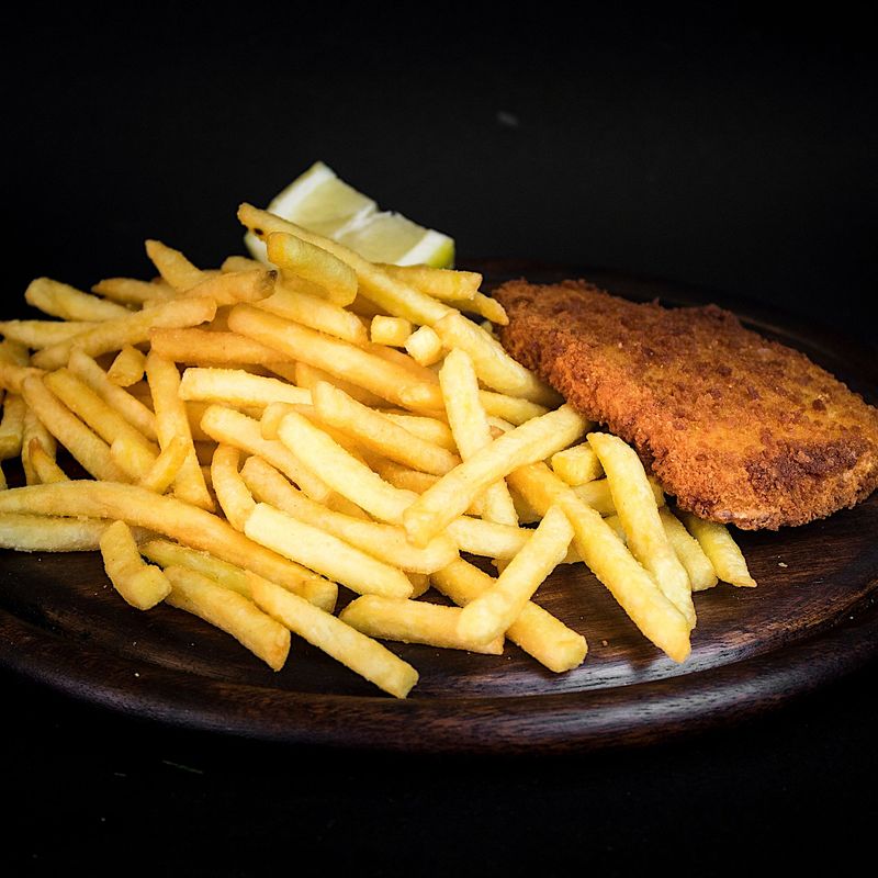 COTOLETTA DI POLLO CON PATATINE FRITTE