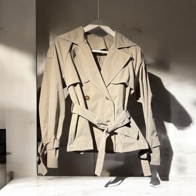 Trench corto con cintura beige